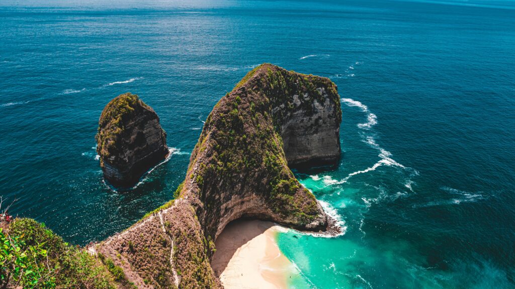 Get ready for an Indonesian island adventure with our comprehensive Nusa Penida travel guide! Landmarks, accommodation, restaurants and more!