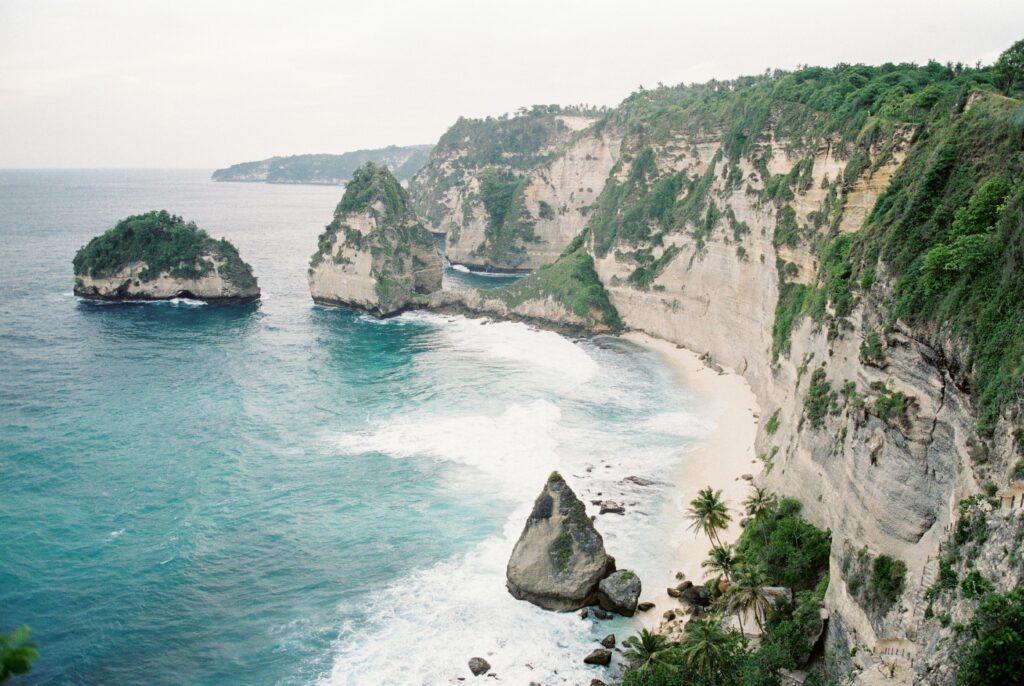 Get ready for an Indonesian island adventure with our comprehensive Nusa Penida travel guide! Landmarks, accommodation, restaurants and more!